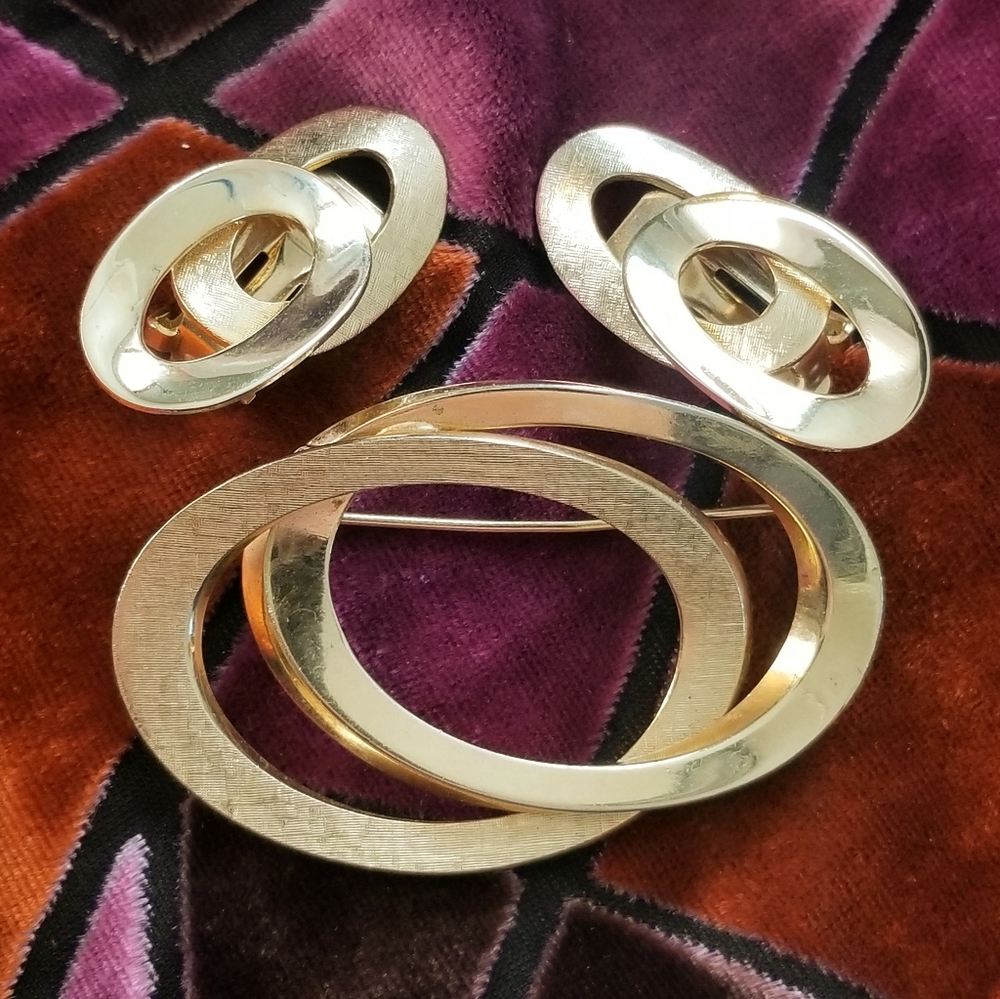 Vintage oval set earrings pin gold tone brooch